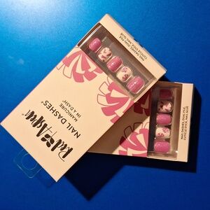 Red Aspen press on nail